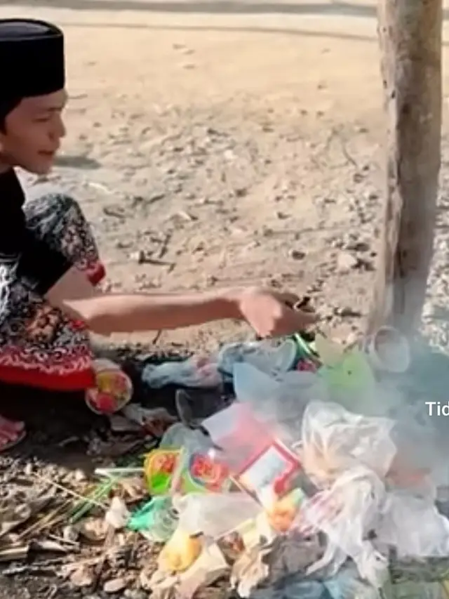 Momen Gus Iqdam Bakar Sampah Curi Perhatian ST Nyell Jalur Online