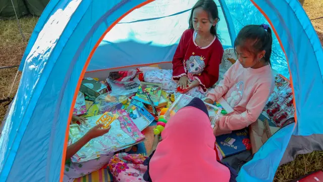 Membaca buku bersama (Foto: Dok. Dongeng Ceria)