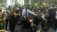 Ahok mencoba menggoyang-goyangkan stang speda motor, lalu dia menyalakan mesinnya. 