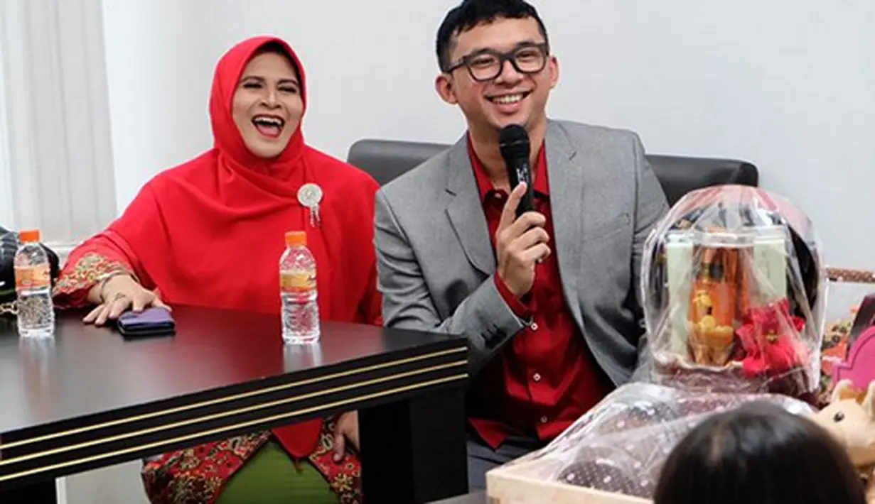 "Alhamdulillah.. hatur nuhun sadayana 🙏🙏🙏," tulis Ahmad Gussaoki sebagai keterangan foto yang mengunggah beberapa acara lamaran. (Instagram/popsovia)