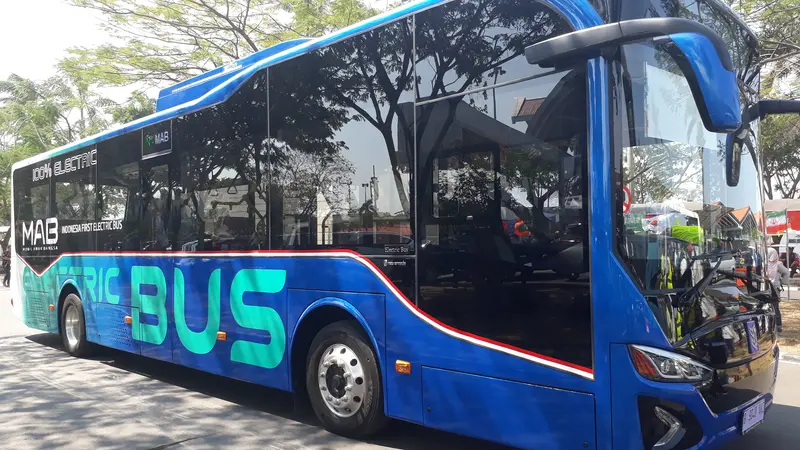 prototipe bus listrik pabrikan PT Mobil Anak Bangsa, diuji coba di Bandara Internasional Soekarno Hatta, Kota Tangerang, Jumat (31/8/2018).