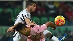 Pemain Juventus, Stefano Sturaro (kiri)  berebut bola dengan pemain Palermo, Giancarlo Gonzalez  pada laga lanjutan Liga Italia Serie A  di Stadion Renzo Barbera, Palermo, Senin (30/11/2015) dini hari WIB .  (AFP Photo/Gabriel Bouys)
