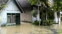 Banjir Tuban merendam ratusan rumah dan mengganggu aktivitas warga.