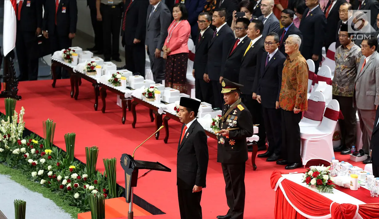 Presiden Joko Widodo atau Jokowi didampingi Kapolri Jenderal Tito Karnavian saat menjadi inspektur upacara pada peringatan HUT ke-72 Bhayangkara di Jakarta, Rabu (11/7). Jokowi meminta personel Polri membuang budaya koruptif. (Liputan6.com/JohanTallo)