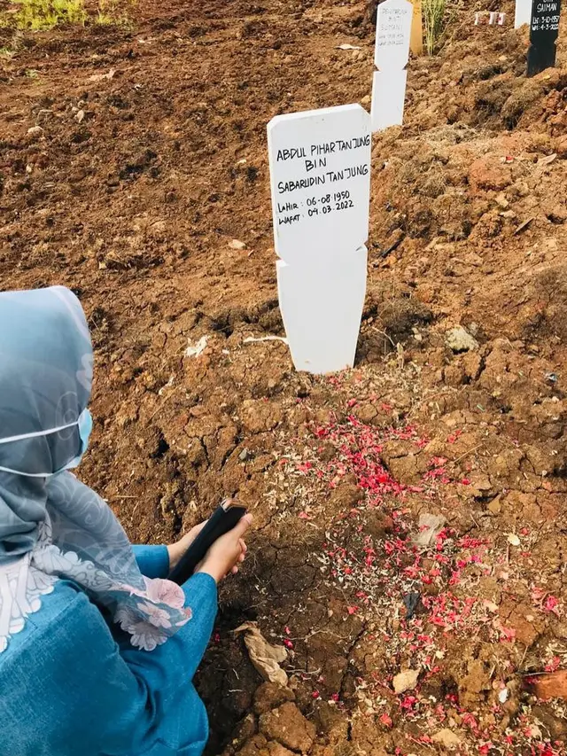 7 Potret Ikke Nurjanah Ziarah Ke Makam Ayah Usai 7 Hari Pamakaman