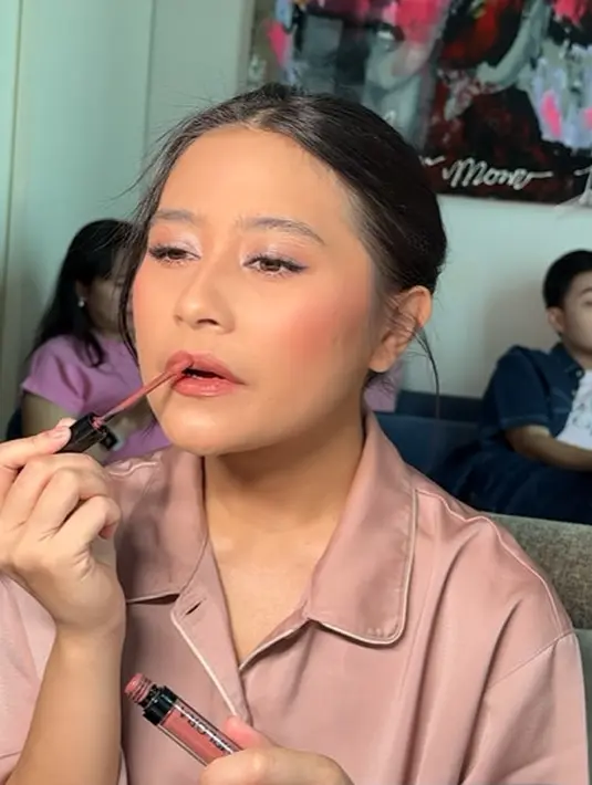 Tampilan wajah Prilly Latuconsina yang flawless itu ditutup dengan lipstik matte shade pink latte [@sissysosro]