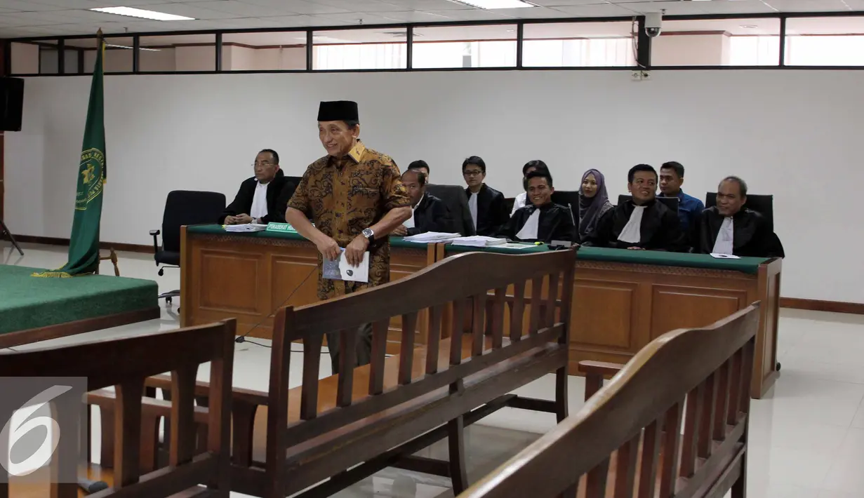 Terdakwa mantan Bupati Bangkalan Fuad, Amin saat bersiap untuk menjalani sidang lanjutan di Pengadilan Tipikor, Jakarta, Senin (10/8/2015). Agenda sidang mendengarkan keterangan 16 saksi dari SKPD Bangkalan dan pihak bank. (Liputan6.com/Helmi Afandi)