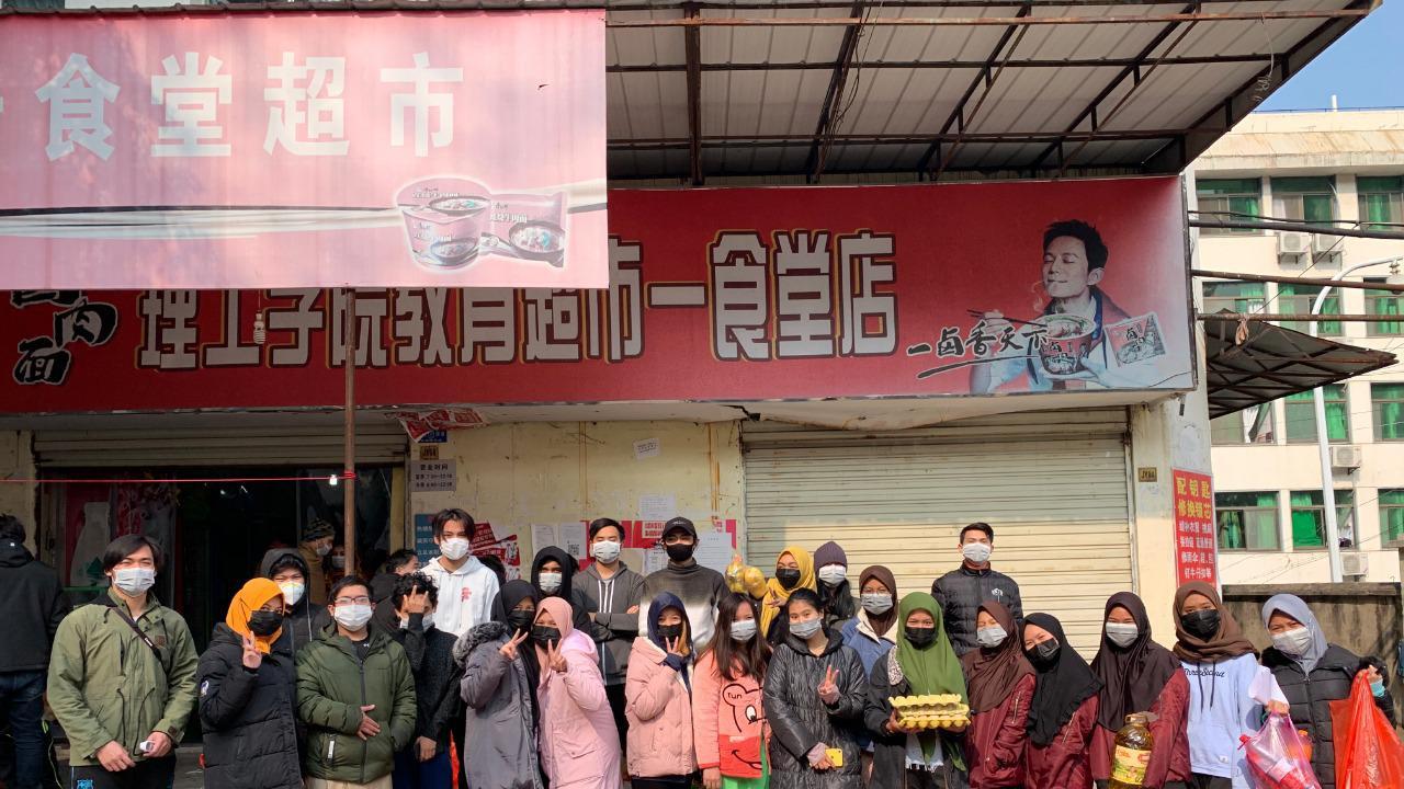 Mahasiswa Indonesia di Wuhan pergi berbelanja kebutuhan pokok hari ini. (Dokumentasi KBRI Beijing)