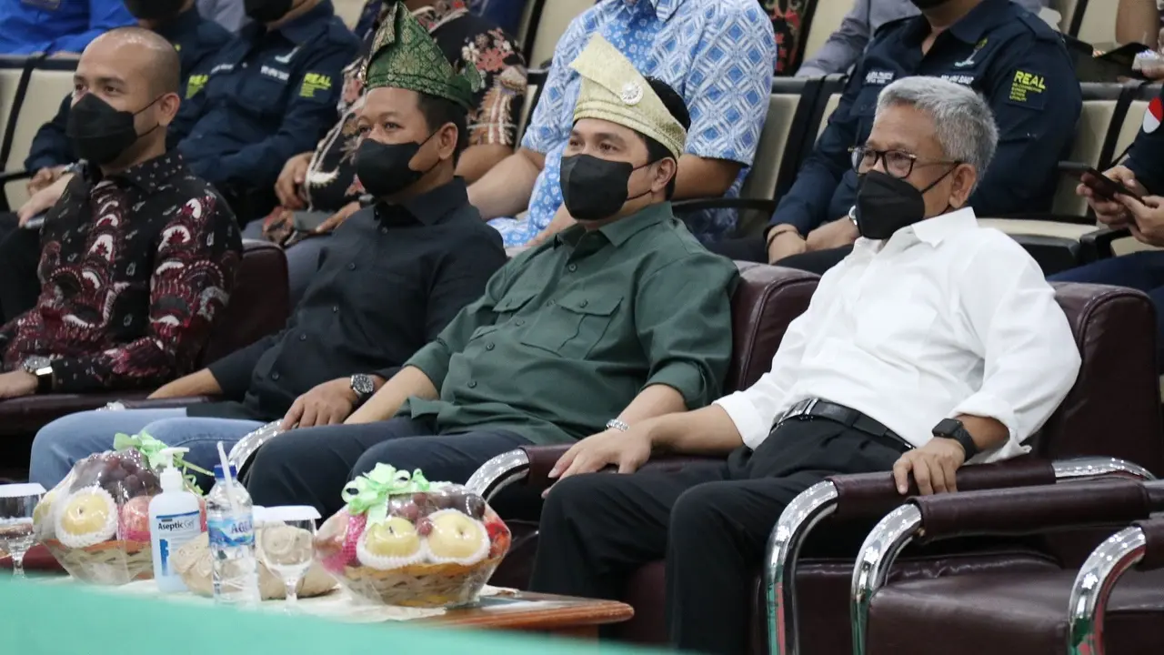 Menteri BUMN Erick Thohir dalam seminar 'Grand Design Menuju Generasi Emas 2045: Mengulas Visi Indonesia Maju Presiden Jokowi', di Gedung Auditorium USU, Medan, Minggu (9/1/2022). (Dok BUMN)