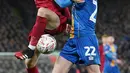 Pemain Liverpool Jake Cain (kiri) berebut bola dengan pemain Shrewsbury Town Sean Goss pada pertandingan ulang babak keempat Piala FA di Anfield Stadium, Liverpool, Inggris, Selasa (4/2/2020). Liverpool menang 1-0. (AP Photo/Jon Super)