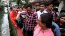 Calon Wakil Gubernur DKI Jakarta Djarot Saiful Hidayat melihat saluran air di Petukangan Utara, Jakarta, Selasa (29/11). Djarot mengajak warga untuk menjaga mental kebangsaan Indonesia. (Liputan6.com/Gempur M Surya)