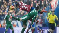 Bek Atletico Madrid, Jose Gimenez, duel udara dengan striker Eibar, Sergi Enrich pada laga La Liga di Stadion Vicente Calderon, Spanyol, Sabtu (6/2/2016). Atletico Madrid berhasil menaklukan Eibar 3-1. (AFP/Curto De La Torre)