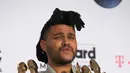 Tak hanya itu, The Weeknd berpose didepan ratusan kamera paparazi. (AFP/Bintang.com)