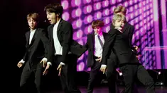 Boyband K-pop, BTS tampil dalam konser negara persahabatan antara Korea Selatan dan Prancis, di Paris, Minggu (14/10). Pada acara bertajuk “Resonance of Korean Musicians” tersebut BTS tampil dalam balutan setelan jas resmi. (YOAN VALAT/POOL/AFP)