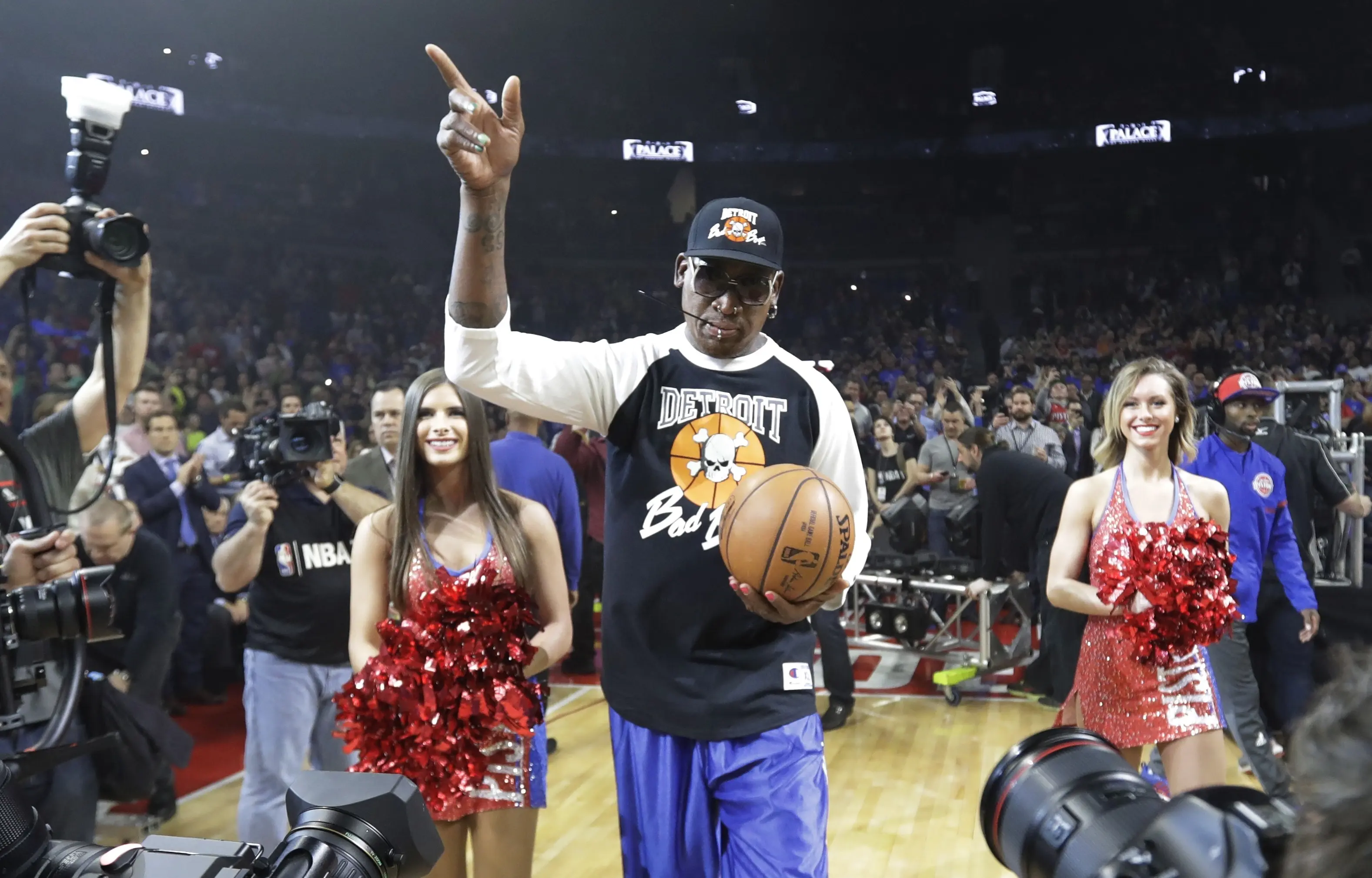 Dennis Rodman hadir pada laga NBA terakhir Detroit Pistons di Auburn Hills, Senin (10/4/2017). (AP Photo/Carlos Osorio)