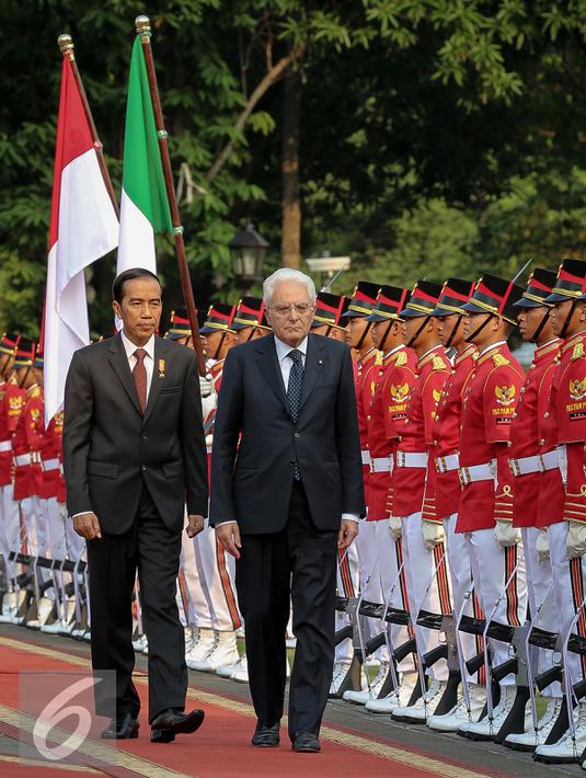 Presiden Jokowi dan Presiden Italia Sergio Mattarela saat melewati barisan upacara penyambutan di Istana Merdeka, Jakarta, (9/11/2015). Presiden Italia membawa serta 30 pengusaha asal Italia dalam kunjungan ini. (Liputan6.com/Faizal Fanani)