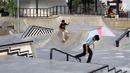 Dua orang anak bermain skateboard di area RTH/RPTRA Kalijodo, Jakarta. Selasa (24/7). Sebelumnya, warganet ramai membahas di media sosial ihwal kondisi RTH dan RPTRA Kalijodo yang terlihat terbengkalai. (Liputan6.com/Helmi Fithriansyah)
