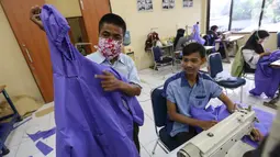 Peserta pelatihan memproduksi alat pelindung diri (APD) berupa pakaian dekontaminasi atau baju hazmat di Balai Latihan Kerja (BLK), Cibodas, Kota Tangerang, Rabu (15/4/2020). Baju berbahan Polypropylene Spundbound didistribusikan ke Dinkes untuk tenaga medis covid-19. (Liputan6.com/Fery Pradolo)