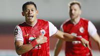 Striker Persija Jakarta, Taufik Hidayat melakukan selebrasi usai mencetak gol ke gawang Persib Bandung dalam laga leg pertama final Piala Menpora 2021 di Stadion Maguwoharjo, Sleman, Kamis (22/4/2021). Persija menang 2-0. (Bola.com/M Iqbal Ichsan)