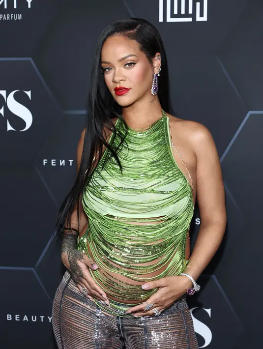 Rihanna berpose saat perayaan produk kecantikannya Fenty Beauty dan Fenty Skin di Goya Studios, Los Angeles, California, Amerika Serikat, 11 Februari 2022. Rihanna diketahui tengah hamil anak pertama dengan kekasihnya, A$AP Rocky. (Mike Coppola/Getty Images/AFP)