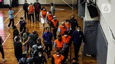 Sembilan tersangka kasus dugaan korupsi terkait manipulasi dana tunjangan kinerja (tukin) pegawai Kementerian Energi dan Sumber Daya Mineral (ESDM) resmi ditahan Komisi Pemberantasan Korupsi (KPK) usai menjalani pemeriksaan, di Gedung Merah Putih KPK, Jakarta, Kamis (15/6/2023). (Liputan6.com/Johan Tallo)