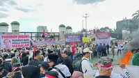 Massa aksi di depan Gedung MPR/DPR menyuarakan penolakan terhadap hasil Pemilu 2024 dan mendukung langkah Hak Angket. (Liputan6.com/Nanda Perdana Putra)
