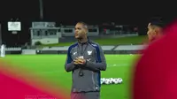 Pelatih kepala Timnas Indonesia, Patrick Kluivert sesi latihan perdana Timnas Merah-Putih di Stadion Netstrata Jubilee, Sydney, Selasa (18/3/2025) malam jelang laga melawan Timnas Australia (Dok. PSSI)