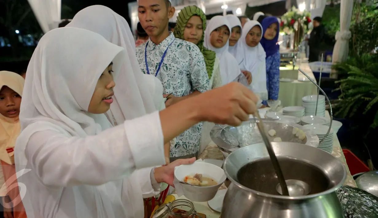 Suasana acara buka puasa bersama Presiden dengan ratusan yatim di Istana Negara, Jakarta, Kamis (18/6/2015). (Liputan6.com/Faizal Fanani)