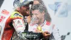 Pebalap LCR Honda, Cal Crutchlow, memperlihatkan aksi impresif saat memenangi balapan MotoGP Brno, Minggu (21/8/2016). (EPA/Filip Singer)