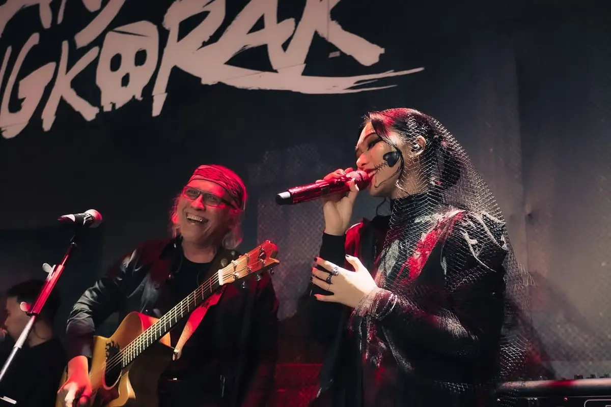 Pesona Misterius Isyana Sarasvati dengan Makeup Wajah Tengkorak Saat Duet Bareng Iwan Fals