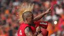 Aksi Suporter PSM Makassar saat mendukung timnya melawan Persija pada laga Trofeo Persija  di Stadion Utama Gelora Bung Karno, Jakarta, Sabtu (9/4/2016). (Bola.com/Nicklas Hanoatubun)