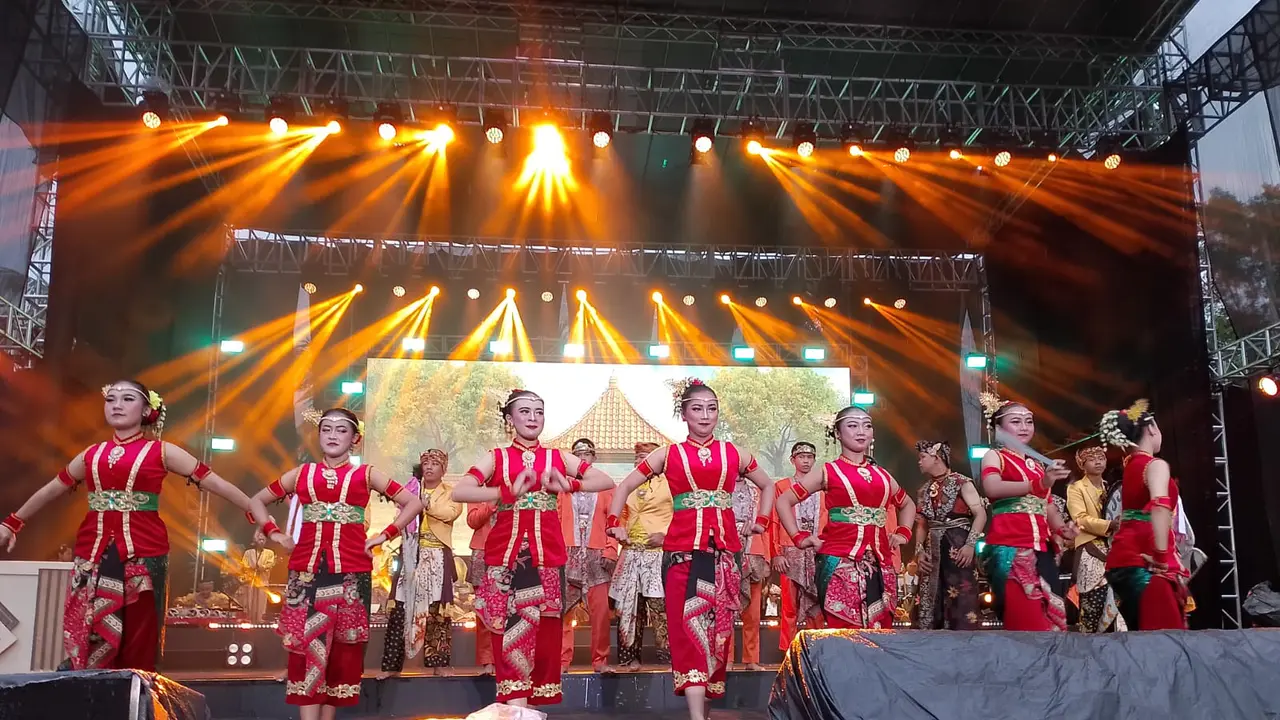 Berbagai pentas seni dan budaya Sunda yang disuguhkan di acara Napak Jagat Pasundan 'Ngaruat Jagat' di Lapang Emerson Grand, Sabtu (15/11/2025)