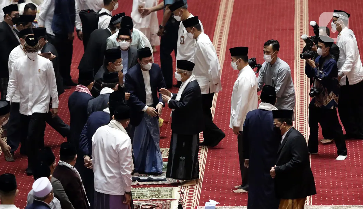 <p>Wakil Presiden RI, Ma’ruf Amin (tengah) saat tiba di Masjid Istiqlal, Jakarta, Senin (2/5/2022). Bersama ribuan umat muslim, Wapres Ma’ruf Amin melaksanakan sholat Idul Fitri 1443 H dengan penuh khidmat. (Liputan6.com/Helmi Fithriansyah)</p>