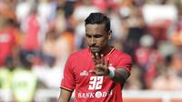 Gelandang Persija Jakarta, Rohit Chand, memberikan instruksi kepada rekannya saat melawan Becamex Binh Duong pada laga Piala AFC di SUGBK, Jakarta, Selasa (26/2). Kedua klub bermain imbang 0-0. (Bola.com/M. Iqbal Ichsan)
