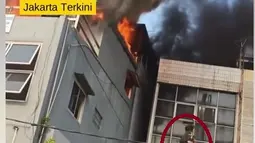 Momen Wanita Lompat dari Lantai 2 Selamatkan Bocah Saat Kebakaran RM Padang