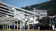 Pekerja memulai pembangunan rumah sakit darurat bagi pasien terinfeksi Covid-19 di kompleks stadion Maracana, Rio de Janeiro, Kamis (2/4/2020). Sebagian kompleks stadion paling terkenal di Brasil itu diubah menjadi rumah sakit lapangan selama pandemi Covid-19. (MAURO PIMENTEL/AFP)
