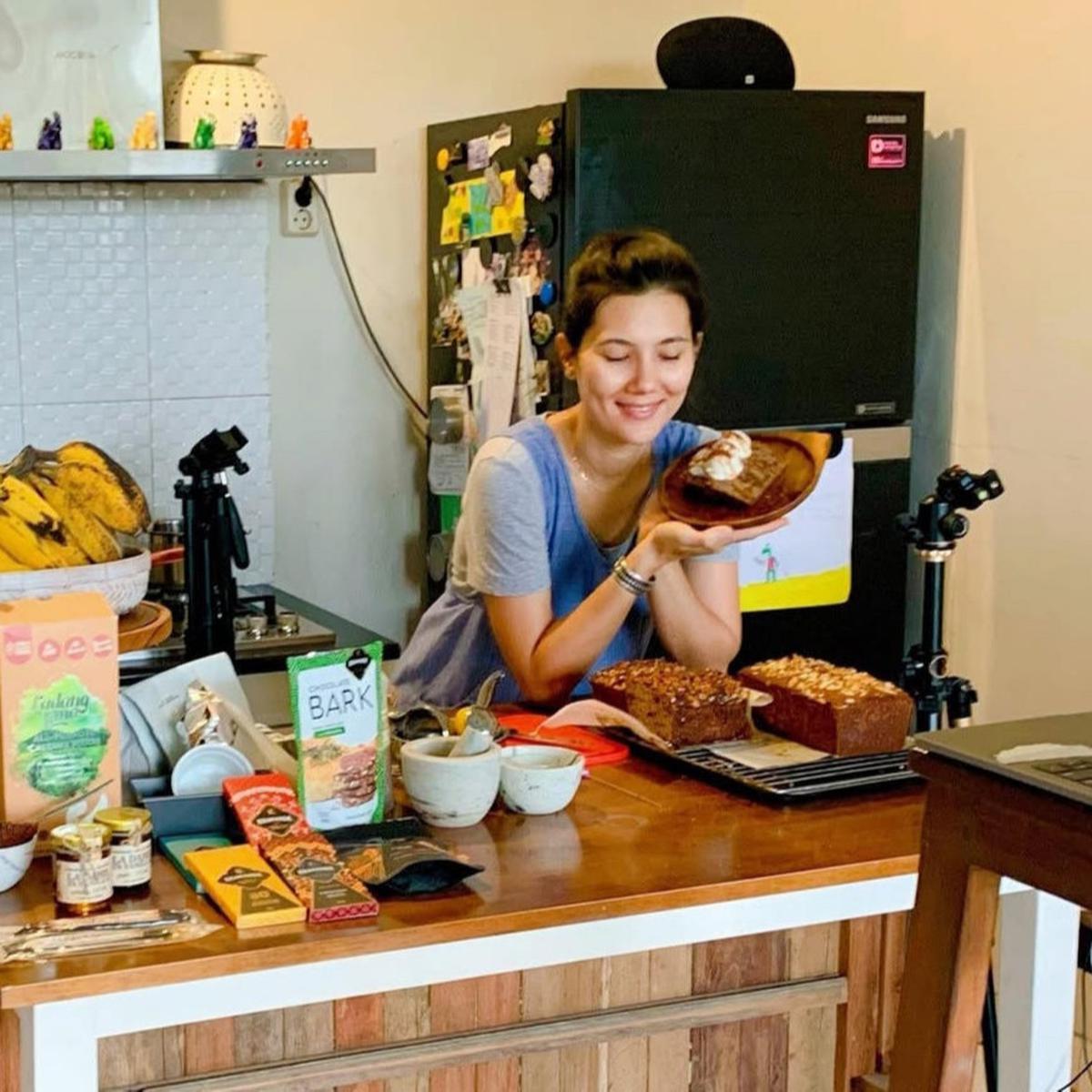 5 Potret Dapur di Rumah Eross Sheila On 7, Perabotan Sederhana Dimanfaatkan Istri yang Jago Masak & Buat Kue