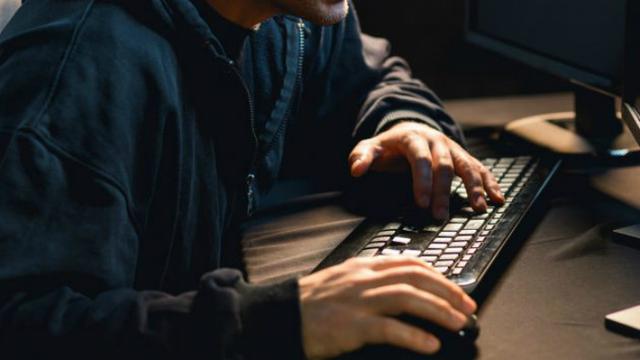 Ilustrasi bermain komputer