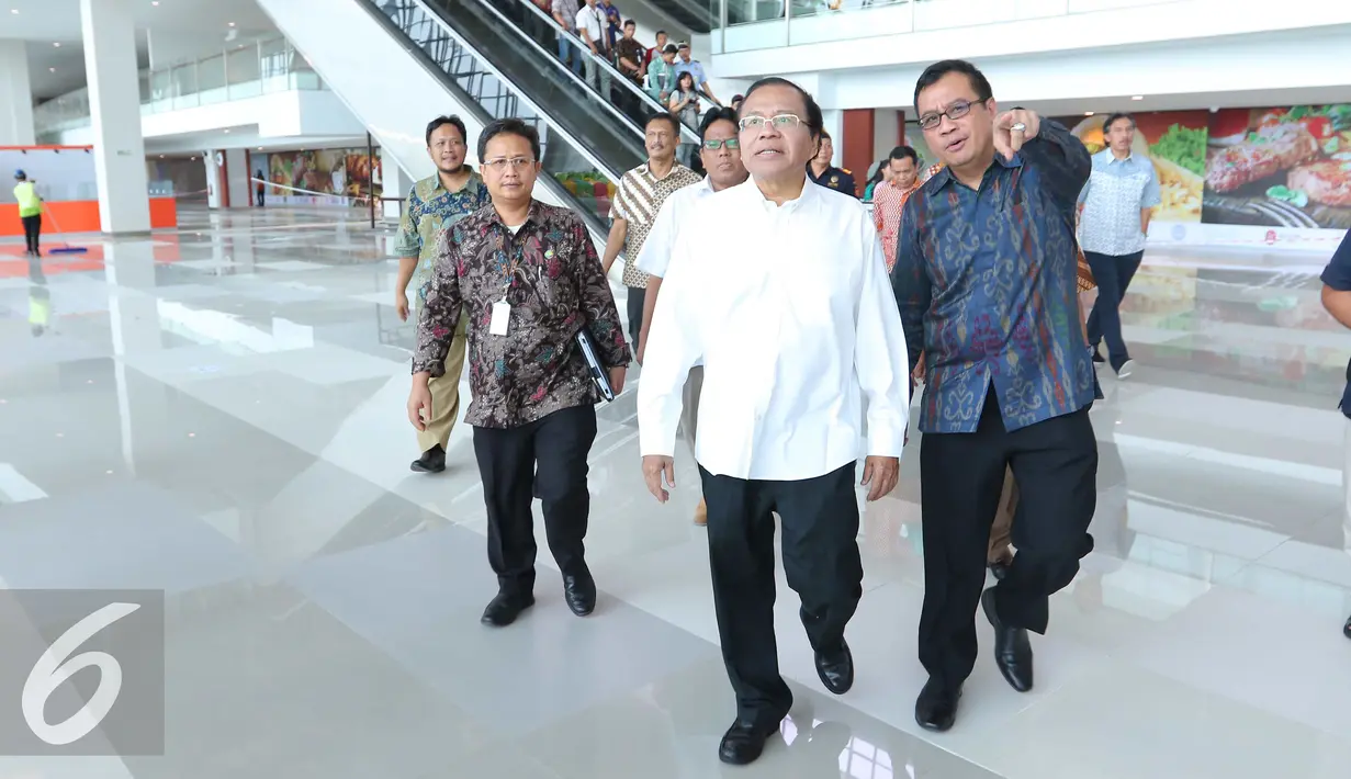 Menko bidang Kemaritiman Rizal Ramli melakukan inspeksi mendadak di Terminal 3 Ultimate Bandara Soekarno Hatta, Tangerang, Jumat (24/6). Rizal melakukan pengecekan untuk memastikan kesiapan Terminal 3 tersebut. (Liputan6.com/Angga Yuniar)