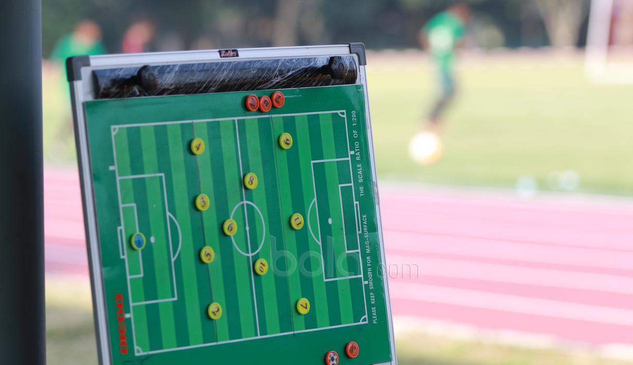 Papan skema Timnas Indonesia U-16 saat melawan Timnas Pelajar U-15 pada laga uji coba di Stadion Atang Sutesna, Cijantung, Rabu (17/5/2017). Timnas U-16 menang 5-1. (Bola.com/Nicklas Hanoatubun)