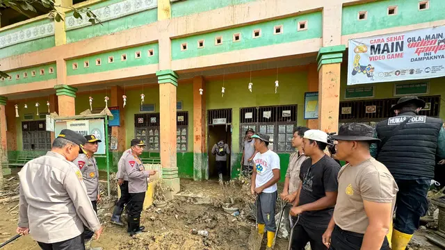Kapolri Tinjau Posko Pengungsian di Aceh Tamiang, Salurkan Bantuan ke Korban Bencana