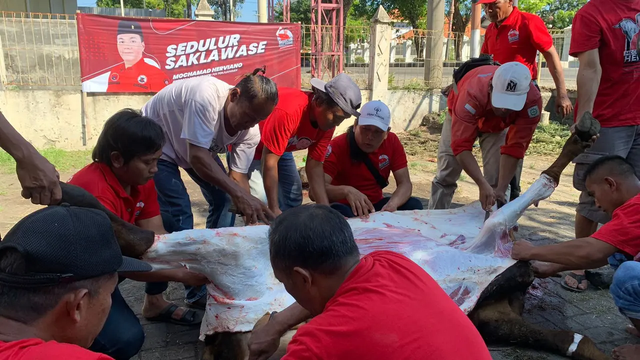Relawan Sedulur Saklawase mengadakan kegiatan Penyembelihan Hewan Kurban dan Pembagian Daging Kurban secara kompak di empat posko di Jawa Tengah pada Kamis (29/6/2023).