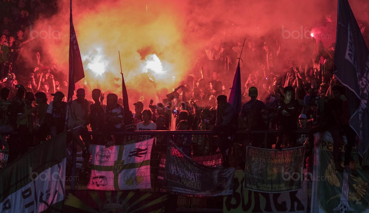 Suporter Persebaya, Bonek, merayakan kemenangan atas PSMS pada laga final Liga 2 di Stadion GBLA, Bandung, Selasa (28/11/2017). PSMS kalah 2-3 dari Persebaya. (Bola.com/Vitalis Yogi Trisna)