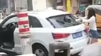 Entah apa yang ada di kepala perempuan Tiongkok ini. Ia menghancurkan Audi Q3-nya di jalanan umum