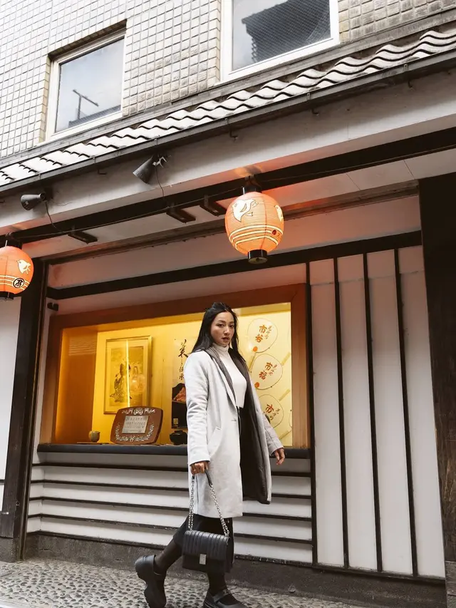 Enzy Storia dan Hesti Purwadinata dengan tas ikonis Deco Quilted Glitter Suede Bag dari Kate Spade New York (Foto/Sumber: Kanmo Group)