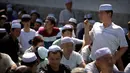 Seorang pria muslim Cina mengambil gambar selama pelaksanaan salat Idul Fitri di masjid Niujie, Beijing, 26 Juni 2017. Umat muslim di berbagai penjuru dunia merayakan Idul Fitri, yang menandai berakhirnya bulan suci Ramadan. (AP Photo/Mark Schiefelbein)