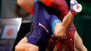 Yuki Takahashi dari Jepang (kiri) saat bertanding melawan Thomas Gilman dari Amerika Serikat selama pertandingan gulat 57 kilogram di Freestyle Wrestling World Cup di Iowa City, Iowa (8/4). (AP Photo/Charlie Neibergall)