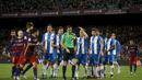 Para pemain Barcelona dan Espanyol beradu argumen dengan wasit  Juan Martinez Munuera  pada laga 16 besar Copa del Rey di Stadion Camp Nou, Barcelona, Kamis (7/1/2016) dini hari WIB.  (REUTERS/Albert Gea)