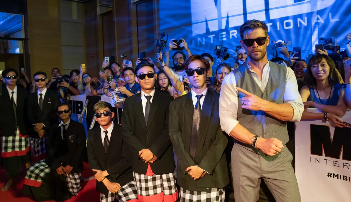 Aktor asal Australia Chris Hemsworth menghadiri acara Men in Black: International Pan-Asian Media Summit Bali di Denpasar, Senin (27/5/2019). Kegiatan itu merupakan rangkaian promo film terbaru yang rencananya akan dirilis pada Juli mendatang. (ANTHONY KWAN/GETTY IMAGES NORTH AMERICA/AFP)