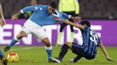 Gelandang Napoli, Allan (kiri) berusaha membawa bola dari kawalan bek Inter Milan, Yuto Nagatomo pada lanjutan Liga Serie A di  San Paolo, Naples, Italia (30/11). Napoli menang atas Inter Milan dengan skorg 2-1. (REUTERS/Ciro De Luca)